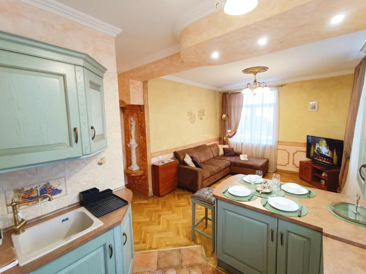 Old Town Retreat With Stunning Views 2 Bedroom Apartment Nearby The Church Of Saint Peter Riga Eksteriør bilde