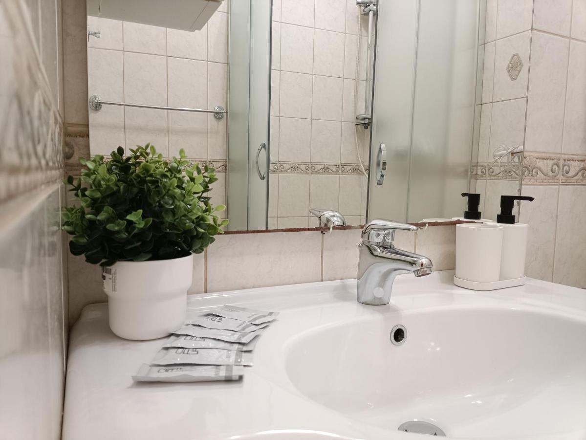 Old Town Retreat With Stunning Views 2 Bedroom Apartment Nearby The Church Of Saint Peter Riga Eksteriør bilde