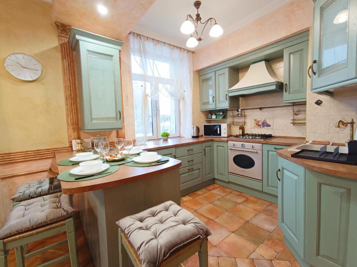 Old Town Retreat With Stunning Views 2 Bedroom Apartment Nearby The Church Of Saint Peter Riga Eksteriør bilde
